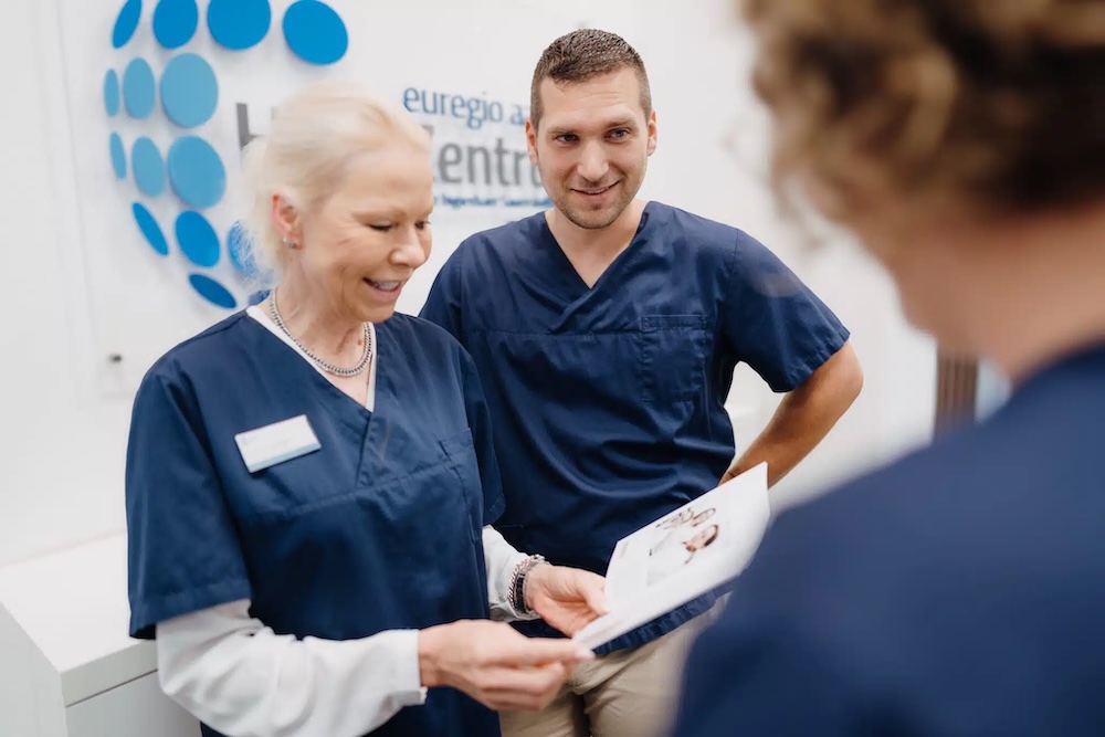 Mitarbeitende des HBO-Zentrums erklären einer Patientin den Behandlungsablauf
